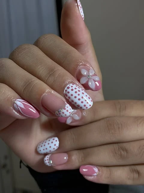 Nail art com flores brancas e detalhes delicados
